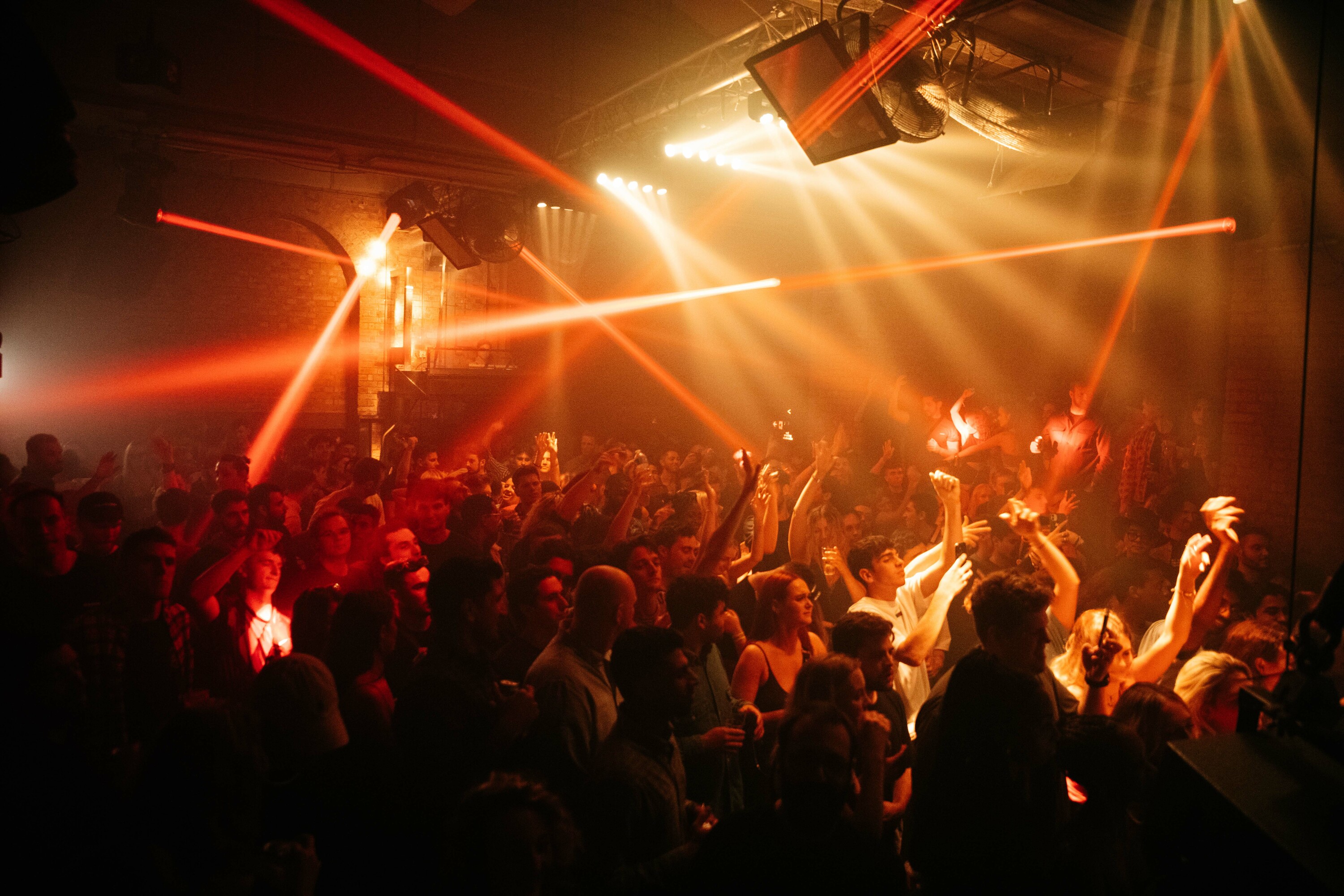 people dancing in a night club enjoying themselves Stock Photo - Alamy