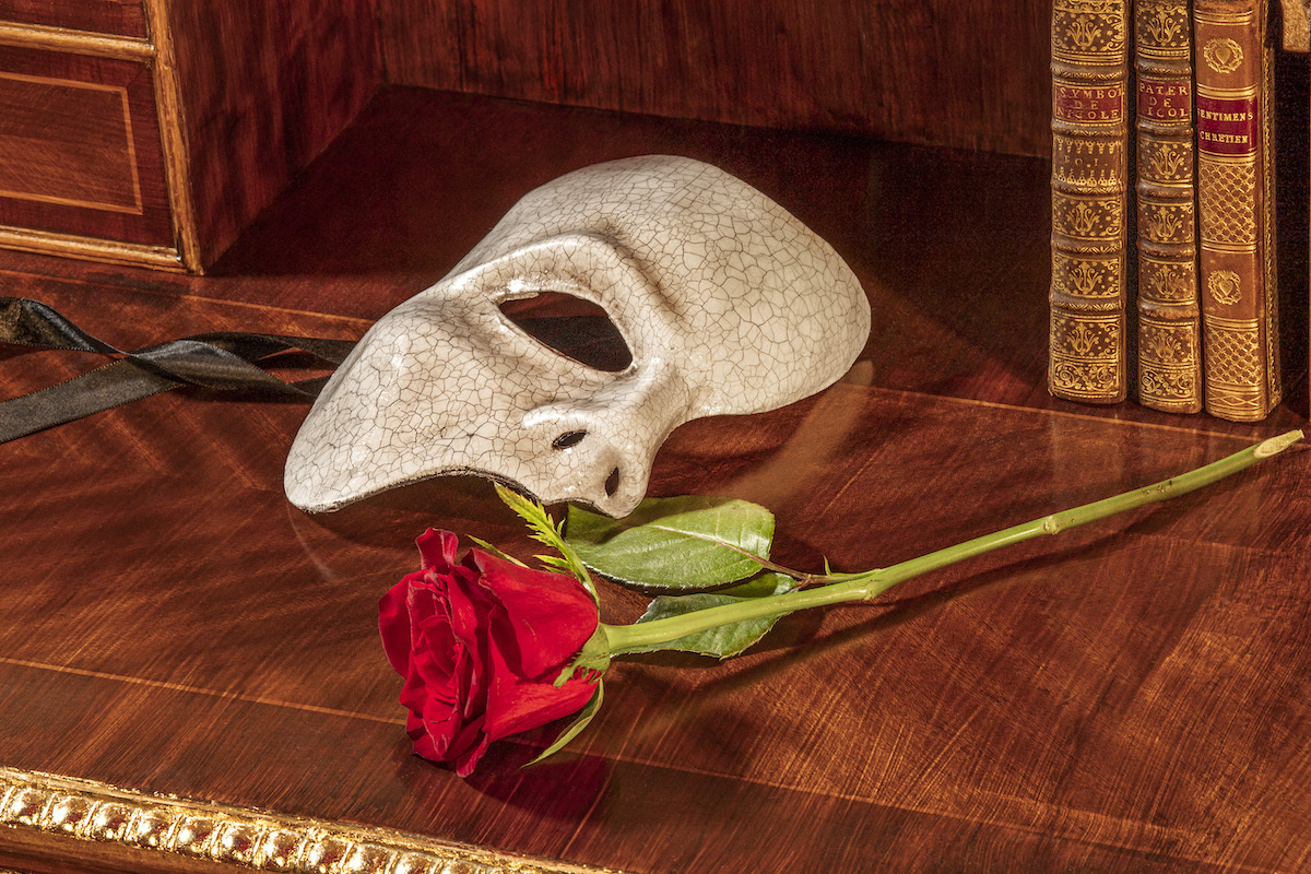 Opera Airbnb - Mask and Rose
