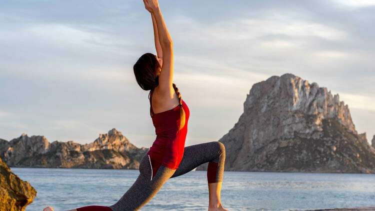 Practicar yoga en una cueva secreta, en Ibiza