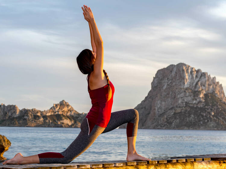 Practicar yoga en una cueva secreta, en Ibiza