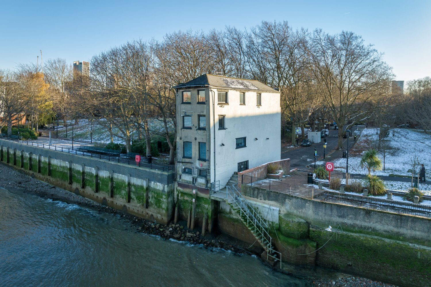 This bizarre, lonely Thamesside house is up for auction next month