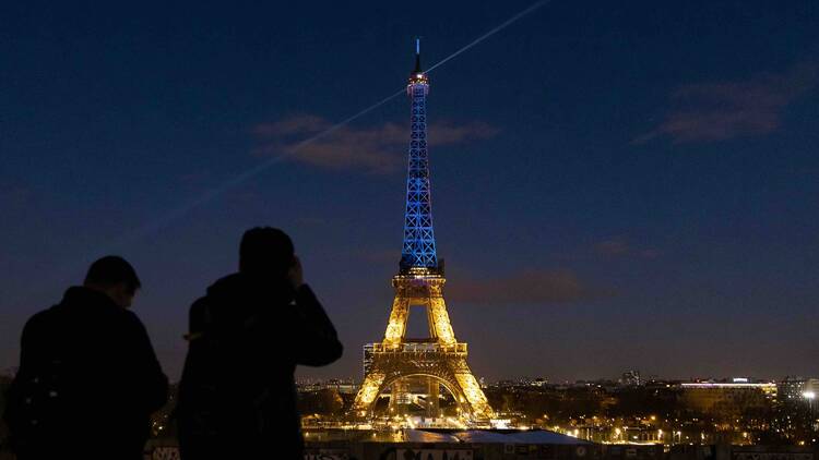 Illumination en bleu et jaune en soutien à l'Ukraine.