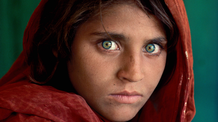 Famous portrait of the Afghan Girl with green eyes by Steve McCurry