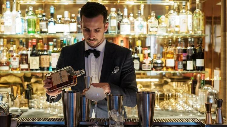 Un bartender réalise un cocktail