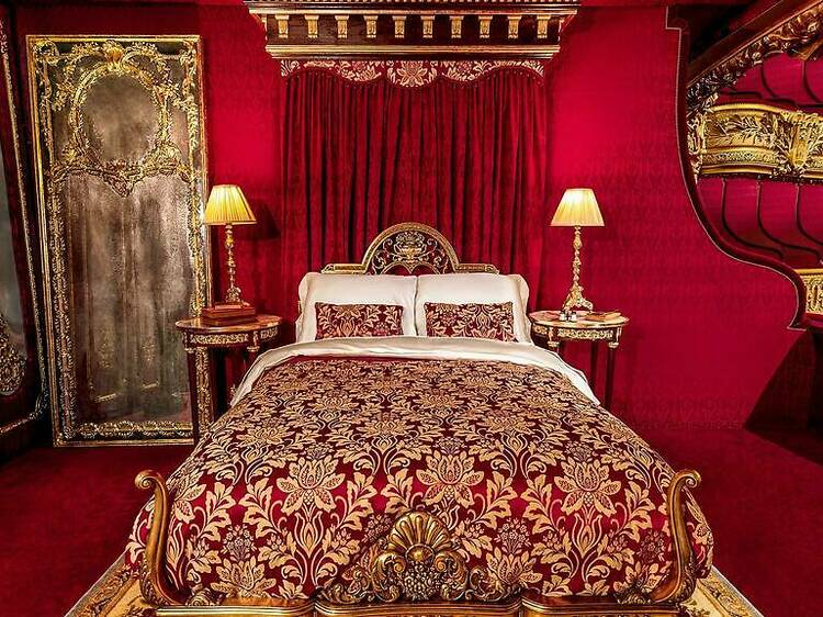 El Airbnb de París más original: puedes dormir en el teatro que inspiró 'El fantasma de la Ópera'