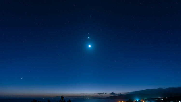 A night sky showing Jupiter and Venus aligning.