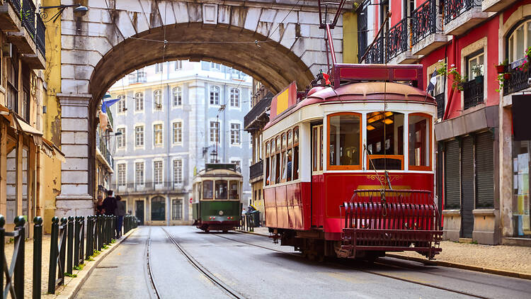 Tranvía en una calle de Lisboa (Portugal)