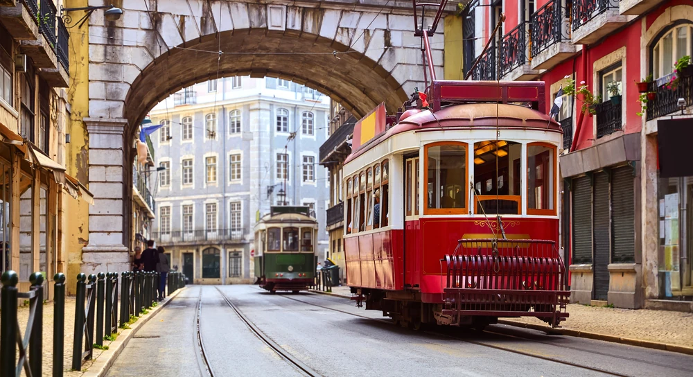 Tranv&iacute;a en una calle de Lisboa (Portugal)