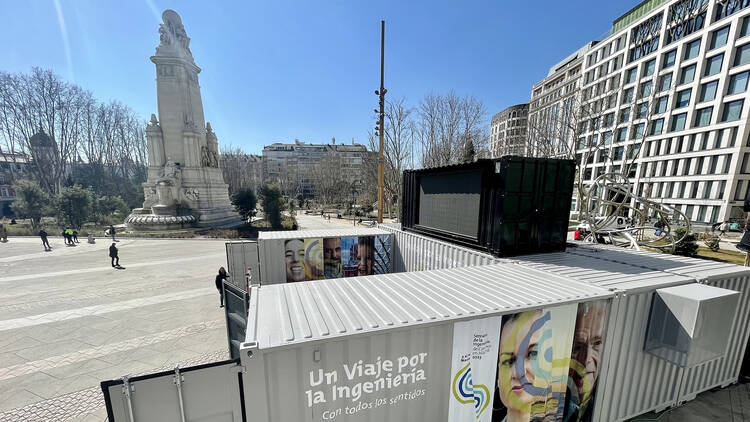 Imagen de la Plaza de España con los contenedores de la Semana de la Ingeniería de Caminos