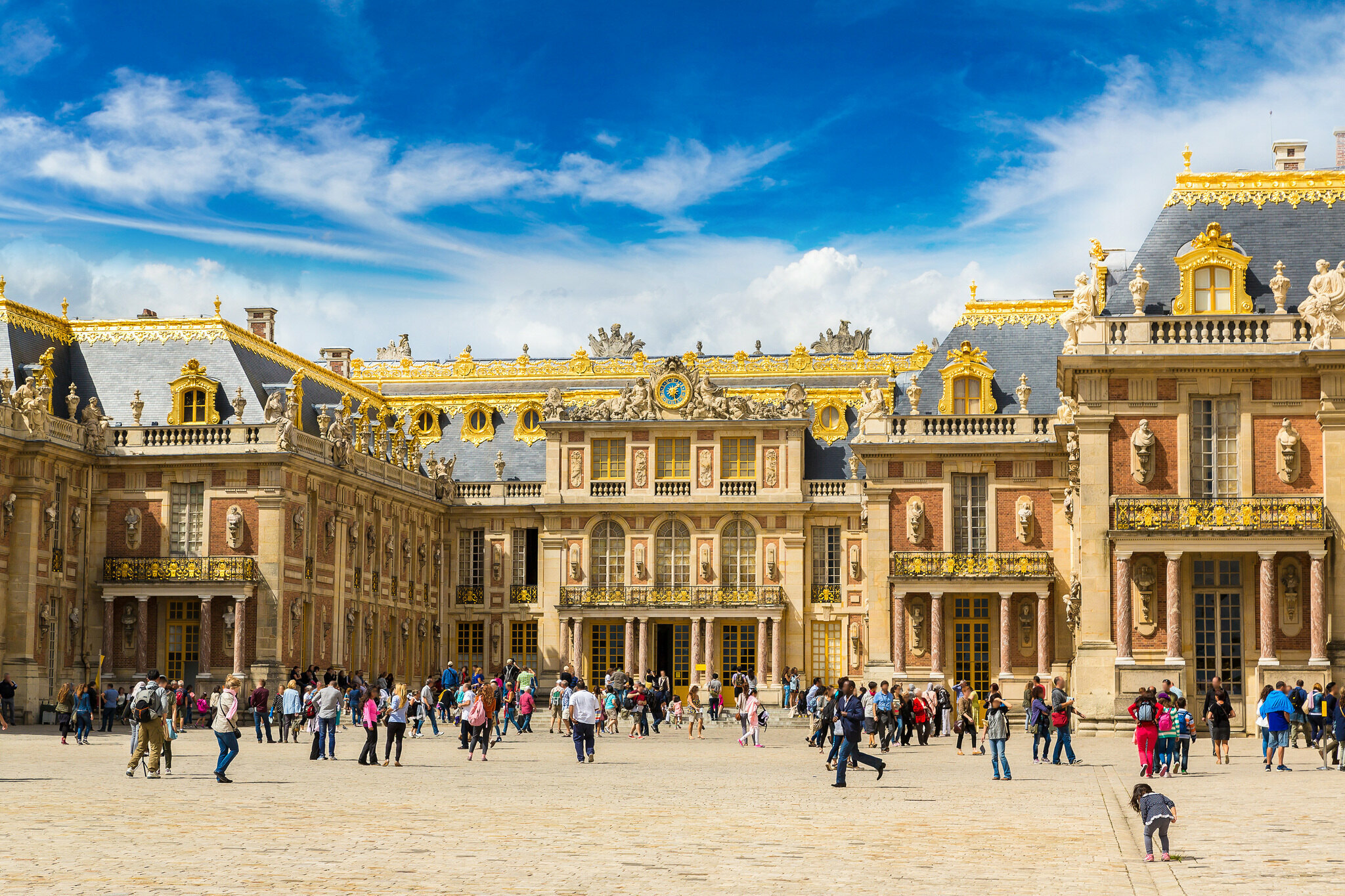 Famous palace. Версальский дворец в Париже. Замок Версаль в Париже. Музей Версаль Франция. Королевский дворец в Версале.