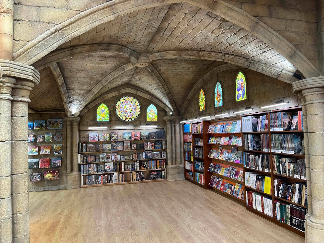 Imagen de la tienda Akira C&oacute;mis ambientada como una catedral