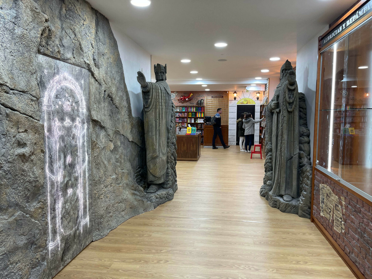 Recreación de varios elementos del universo Tolkien en la tienda Akira Cómics