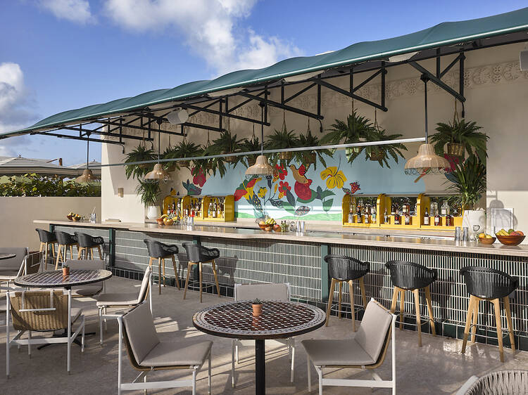 Sipsip Calypso Bar at Mayfair House Hotel & Garden