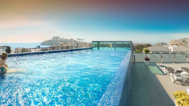 El RH Don Carlos & Spa y su increíble piscina, a un clic en Booking