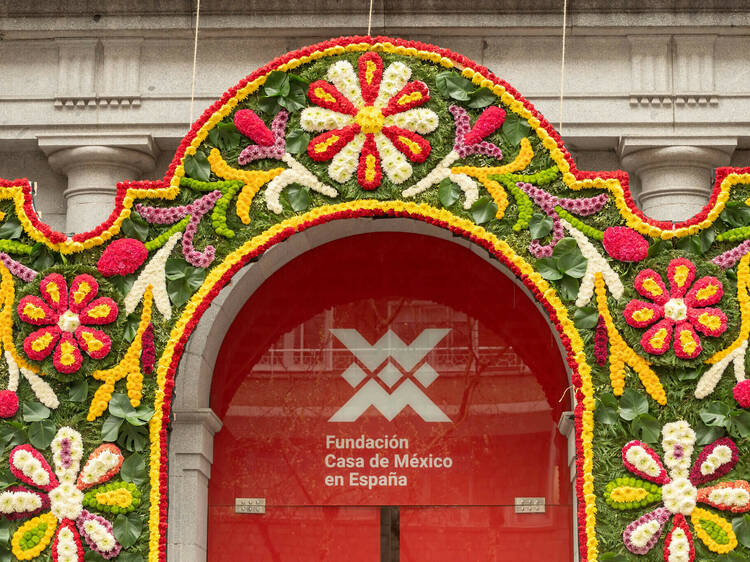 De Oaxaca a Madrid: la nueva fachada con más de 22.000 flores que celebra la primavera