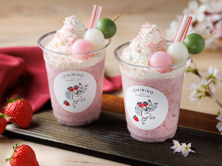 Ichibiko sakura and strawberry smoothie