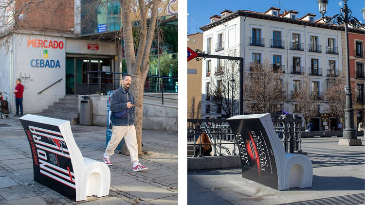 Imagen de bancos con forma de libro de la iniciativa 'Siéntate a leer'