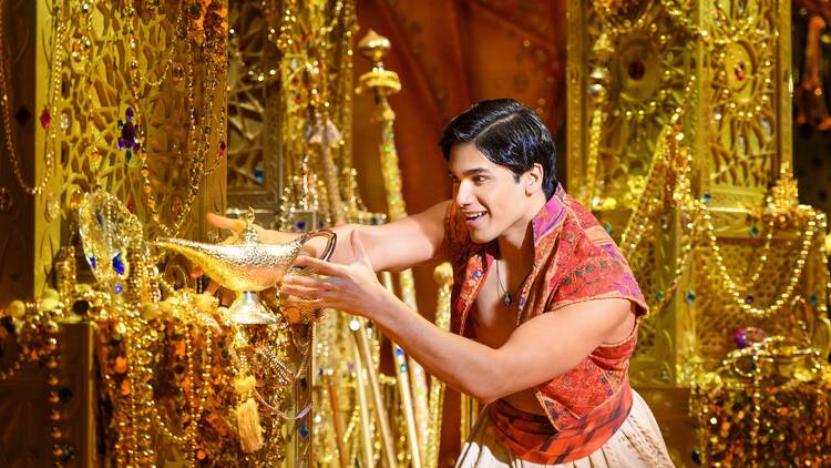 Aladdin grabbing a lamp
