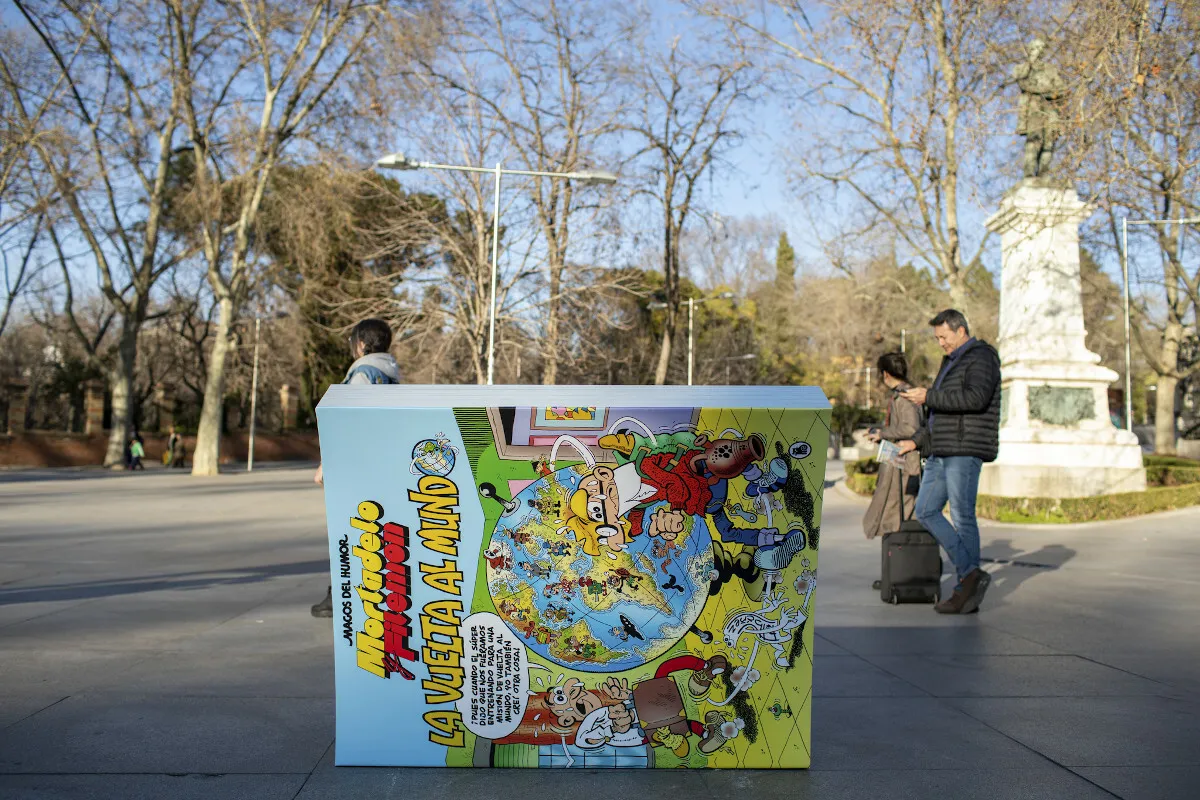 Imagen de un cómic convertido en un banco con la campaña Siéntate a leer