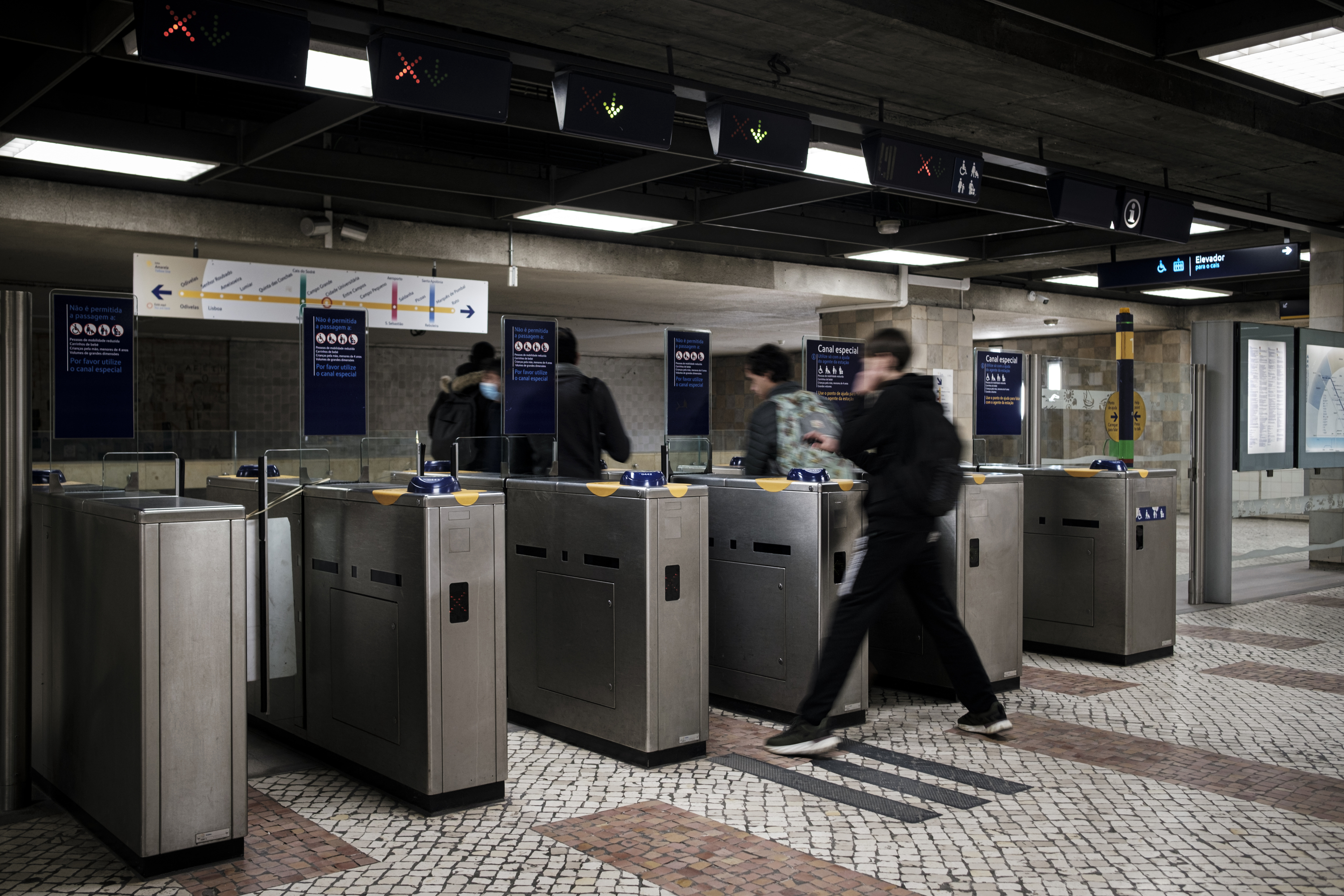 Metro de Lisboa abre as portas de três estações a pessoas sem-abrigo