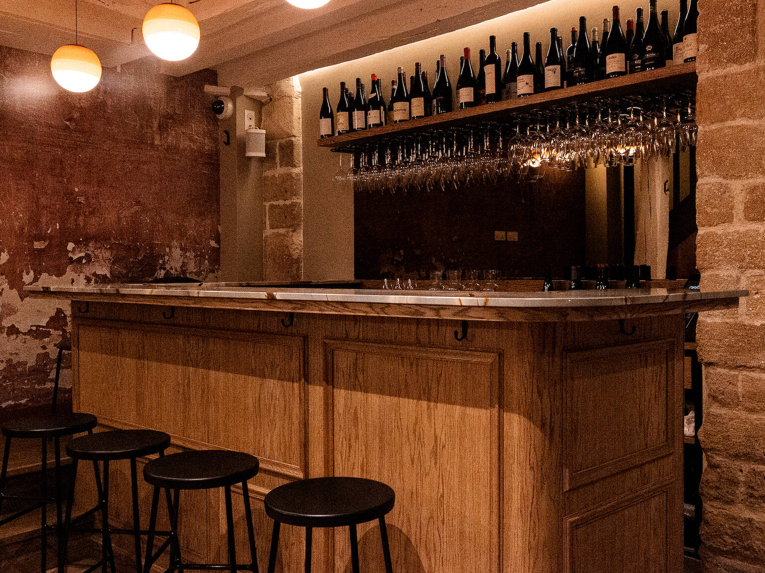 Les 26 meilleurs bars à vins où vider des canons à Paris