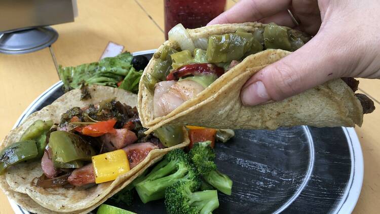 Tacos de cortes y barra de ensaladas en la Del Valle 