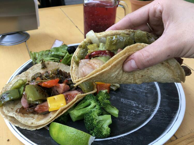 Tacos de cortes y barra de ensaladas en la Del Valle 