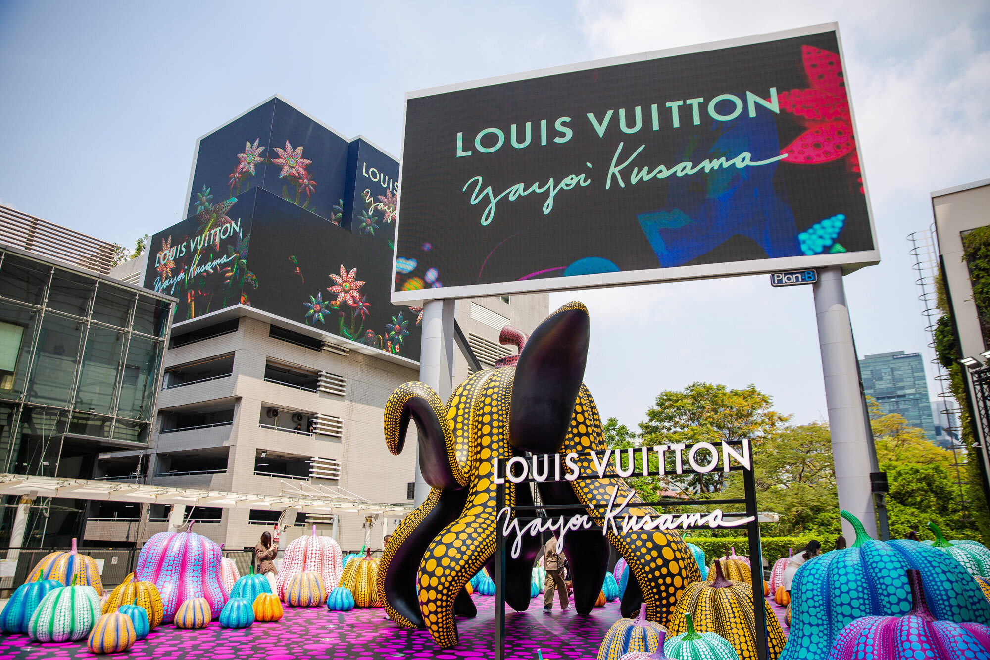 Louis Vuitton: Louis Vuitton X Yayoi Kusama: Advertising Campaign