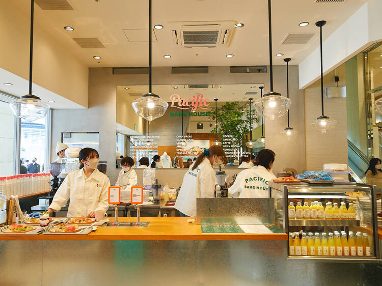 新宿駅直結で電源もあり、「シティハワイ」をテーマにしたカフェがルミネエスト新宿1階にオープン