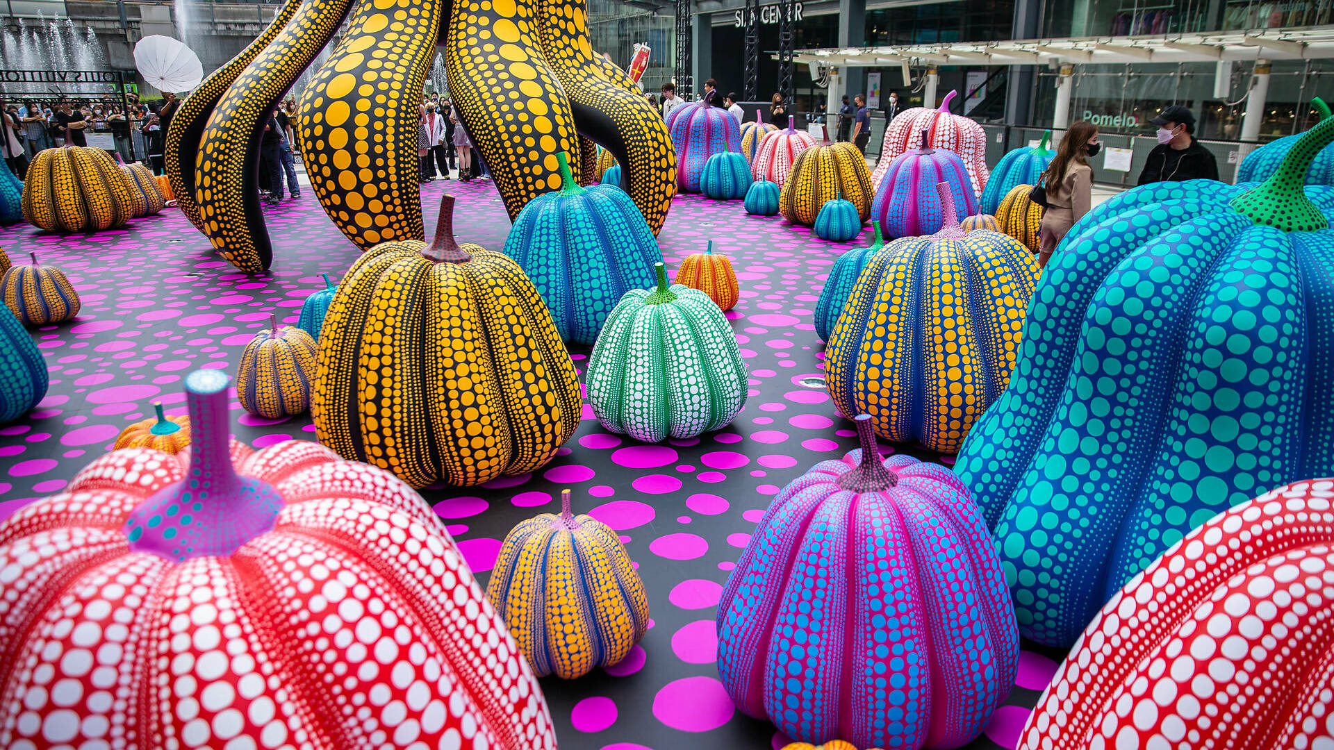 louis-vuitton-x-yayoi-kusama-dancing-pumpkin-art-in-bangkok