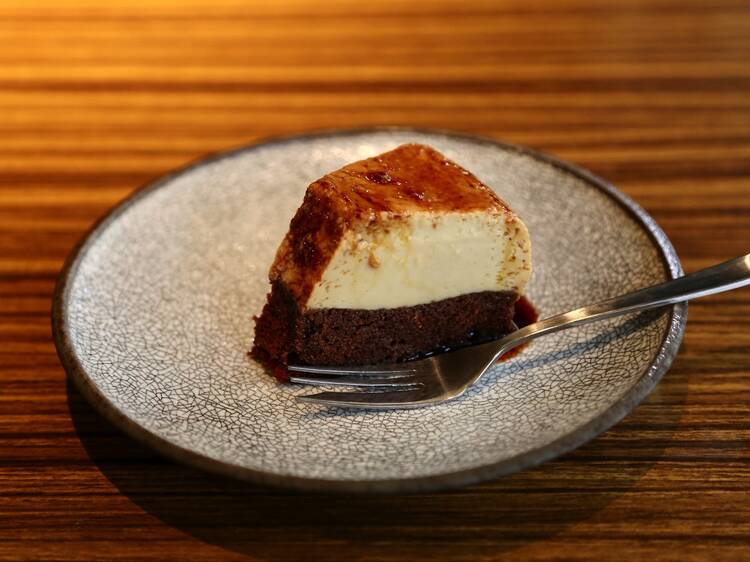 プリンとスポンジ食感のグラデーションを楽しむ。