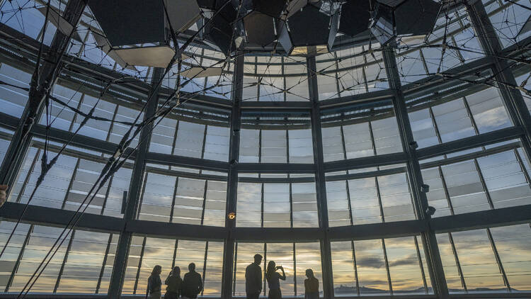 Observar la ciudad desde el Mirador Torre Glòries