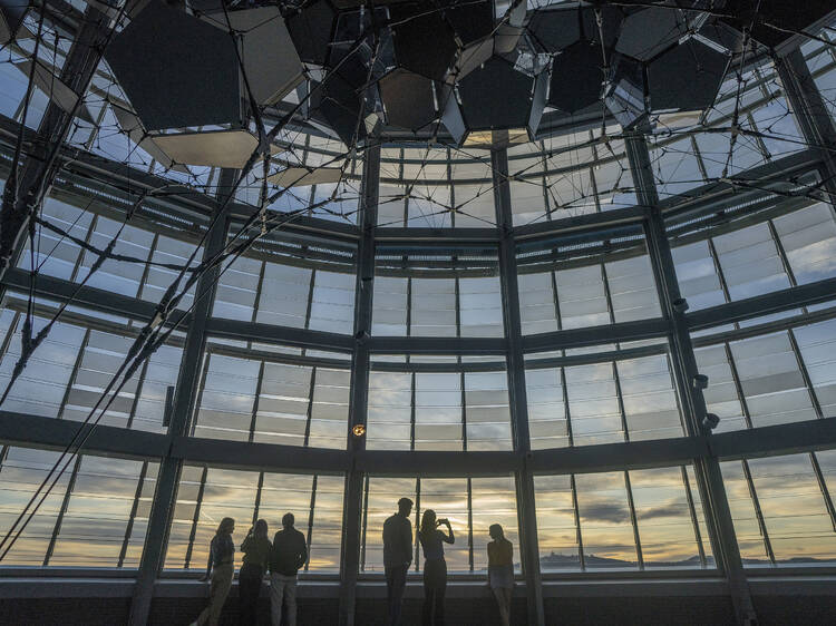 Observar la ciudad desde el Mirador Torre Glòries