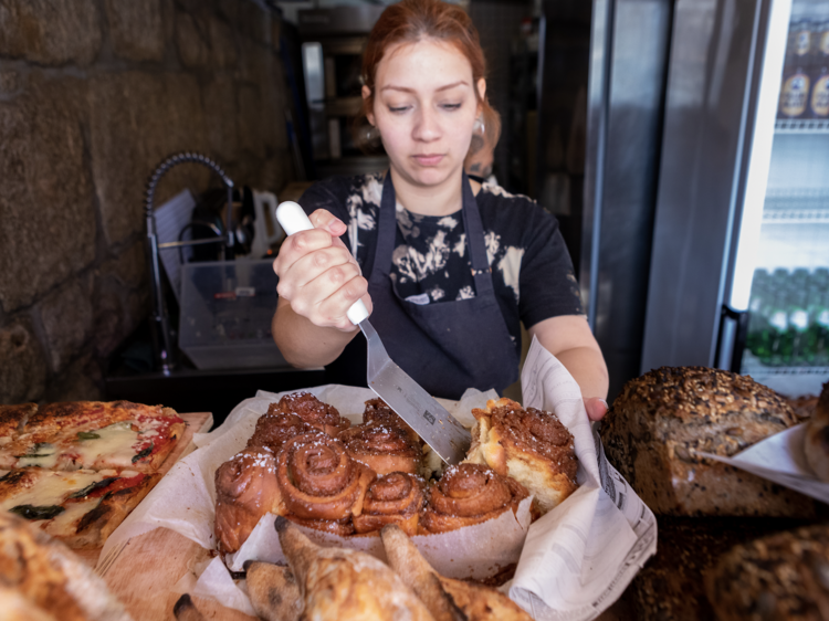 Generosa: a deusa da fermentação e o novo espaço de pão e pizzas no quarteirão das artes