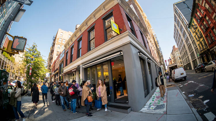 A Long line in front of a restaurant in NYC