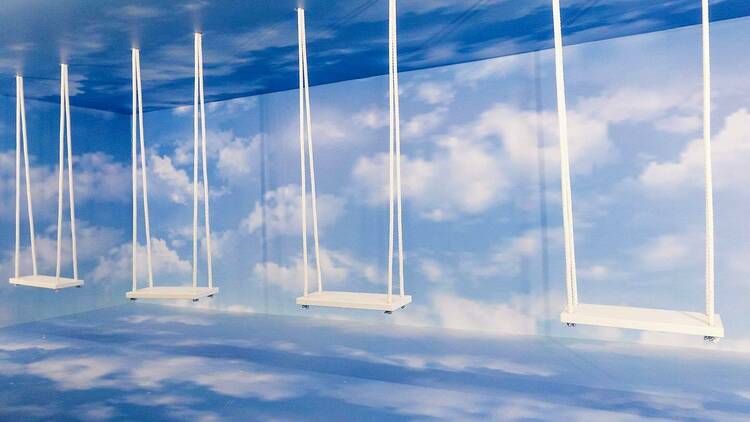 Instalación de columpios en las nubes del Museo de los Soñadores
