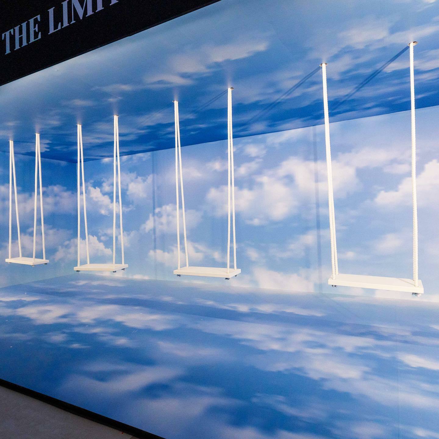 Instalación de columpios en las nubes del Museo de los Soñadores