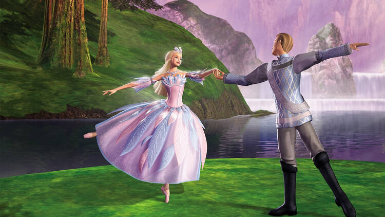 Barbie y el lago de los cisnes bailando con el príncipe 