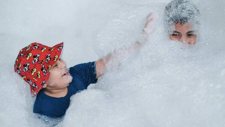 Niños en fiesta de espuma en CDMX