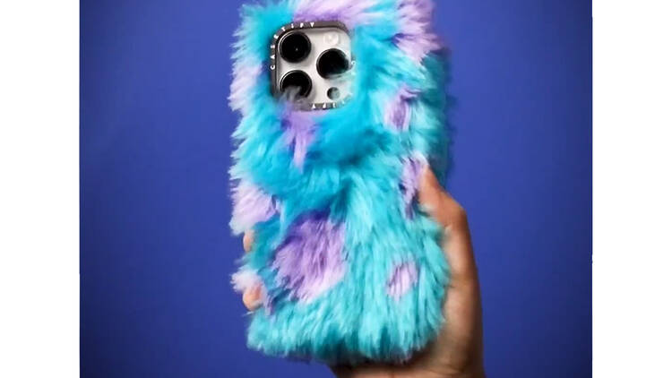 Mano sosteniendo un iPhone con case de Sully de Monsters Inc. 