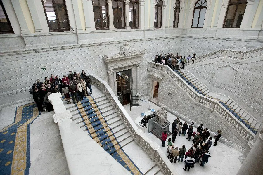 Visitantes de la jornada de puertas abiertas en las escaleras de la Biblioteca Nacional de Madrid
