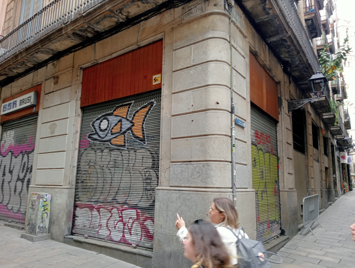La cantonada del bar Brusi, ja tancat