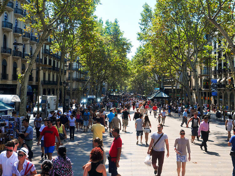 La Rambla ofrecerá diez rutas gratis para conocer su historia (solo durante un mes)