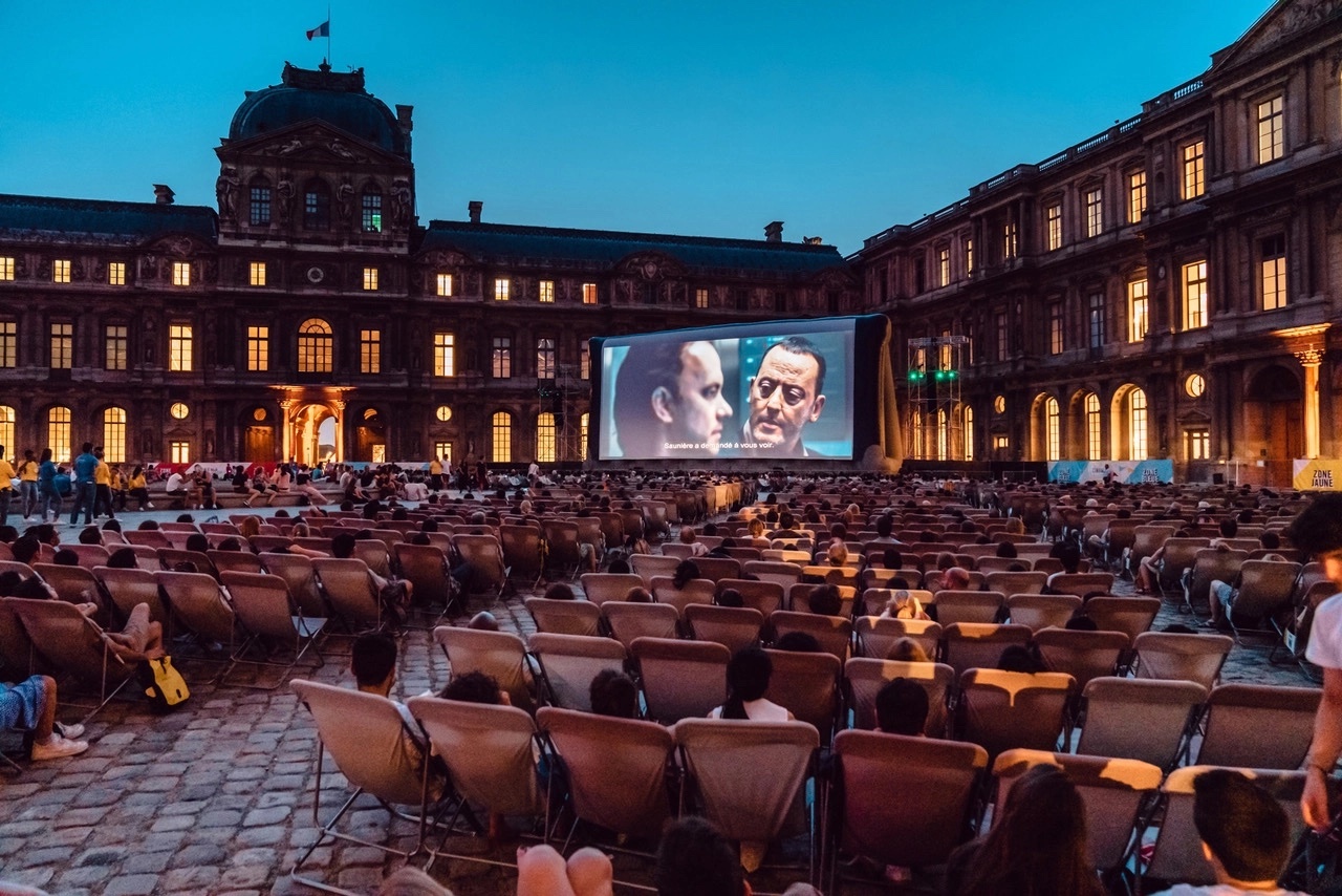 Anche quest’estate Place du Louvre si trasformerà in un cinema all’aperto!