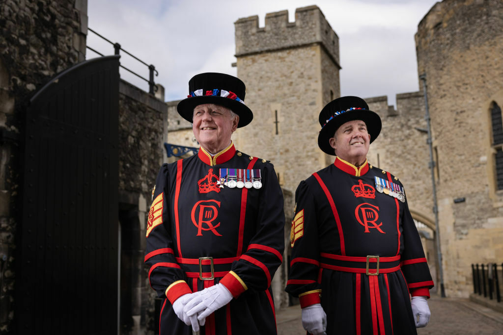 Едок говядины страж тауэра. Стражи Тауэр (бифитеры). The Tower of London Бифитер. Тауэр Лондон бифитеры. Beefeaters Guard the Tower of London.