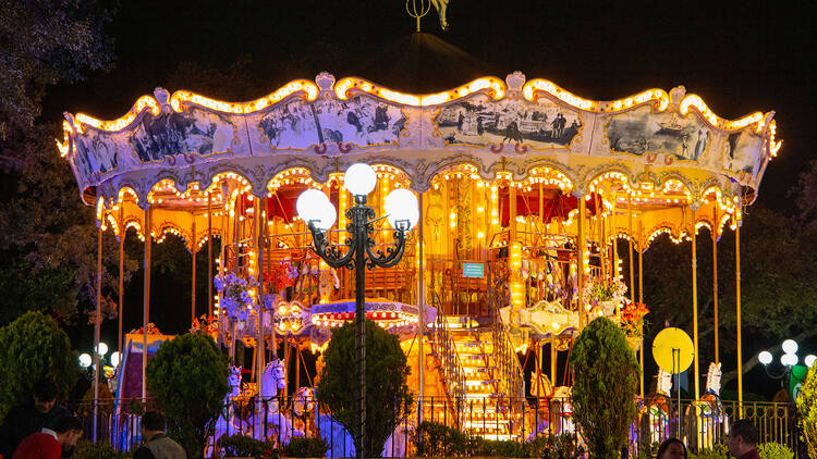 Carrusel iluminado en la noche en Fun Nights en Six Flags