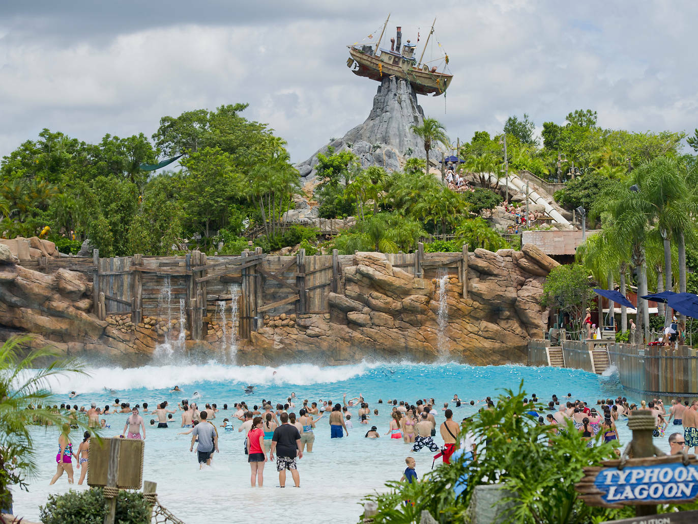 11 Best Water Parks in USA for Wave Pools Slides and Rides