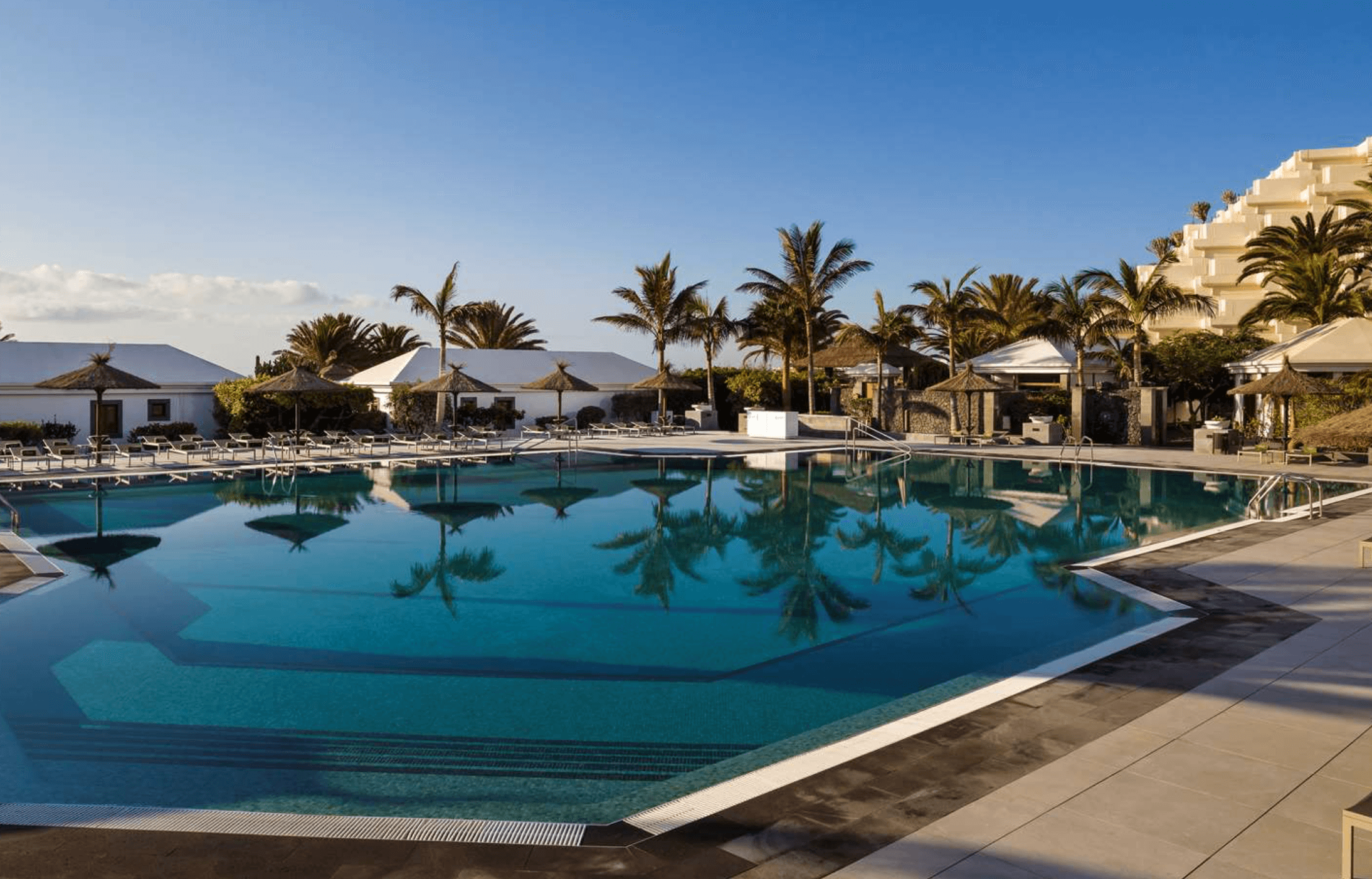 Hotel Las Salinas Paradisus by Meliá, del arquitecto español Fernando Higueras