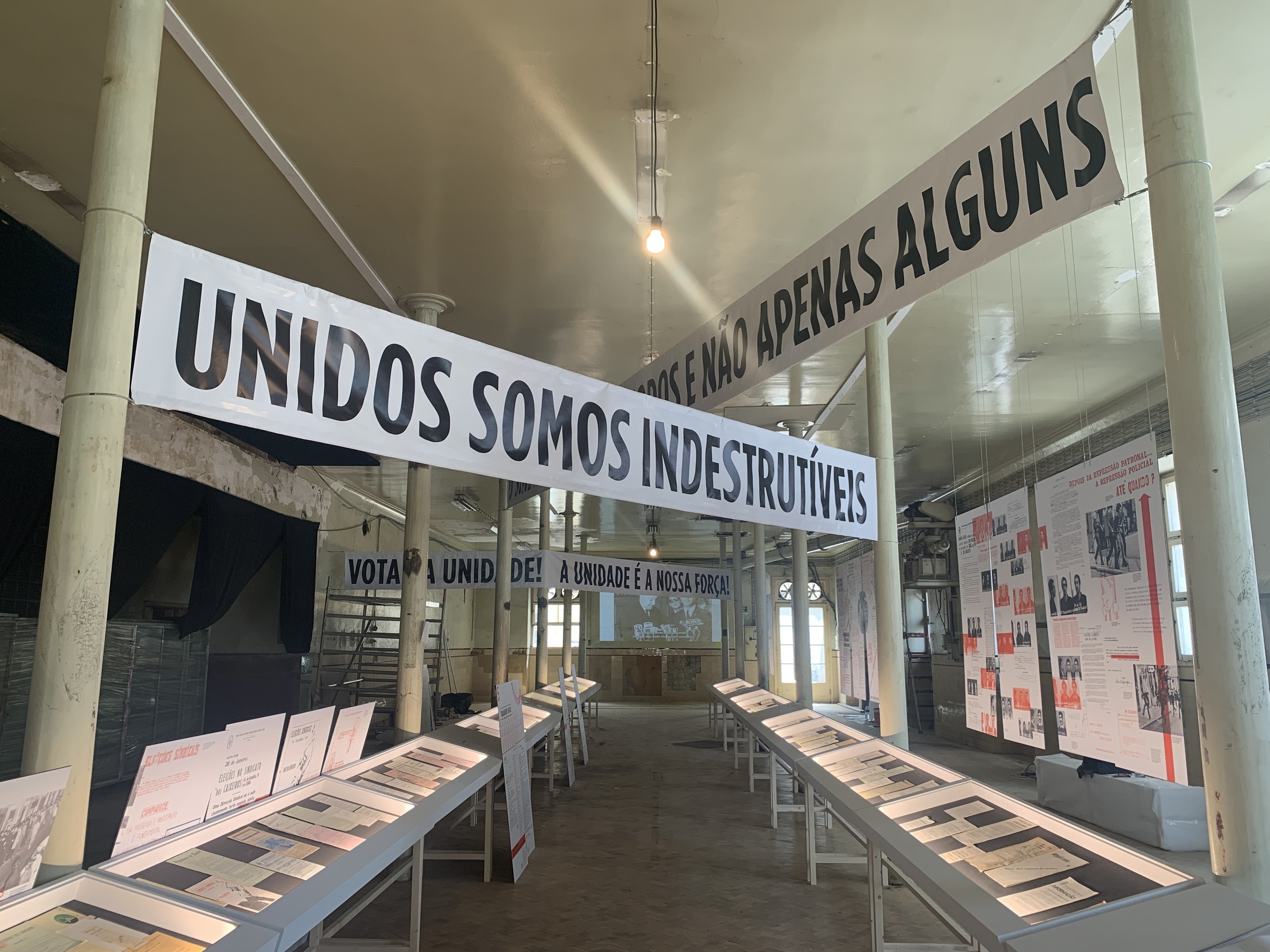 “Unidos venceremos!” Exposição recupera as histórias de coragem dos protestos anteriores a 1974