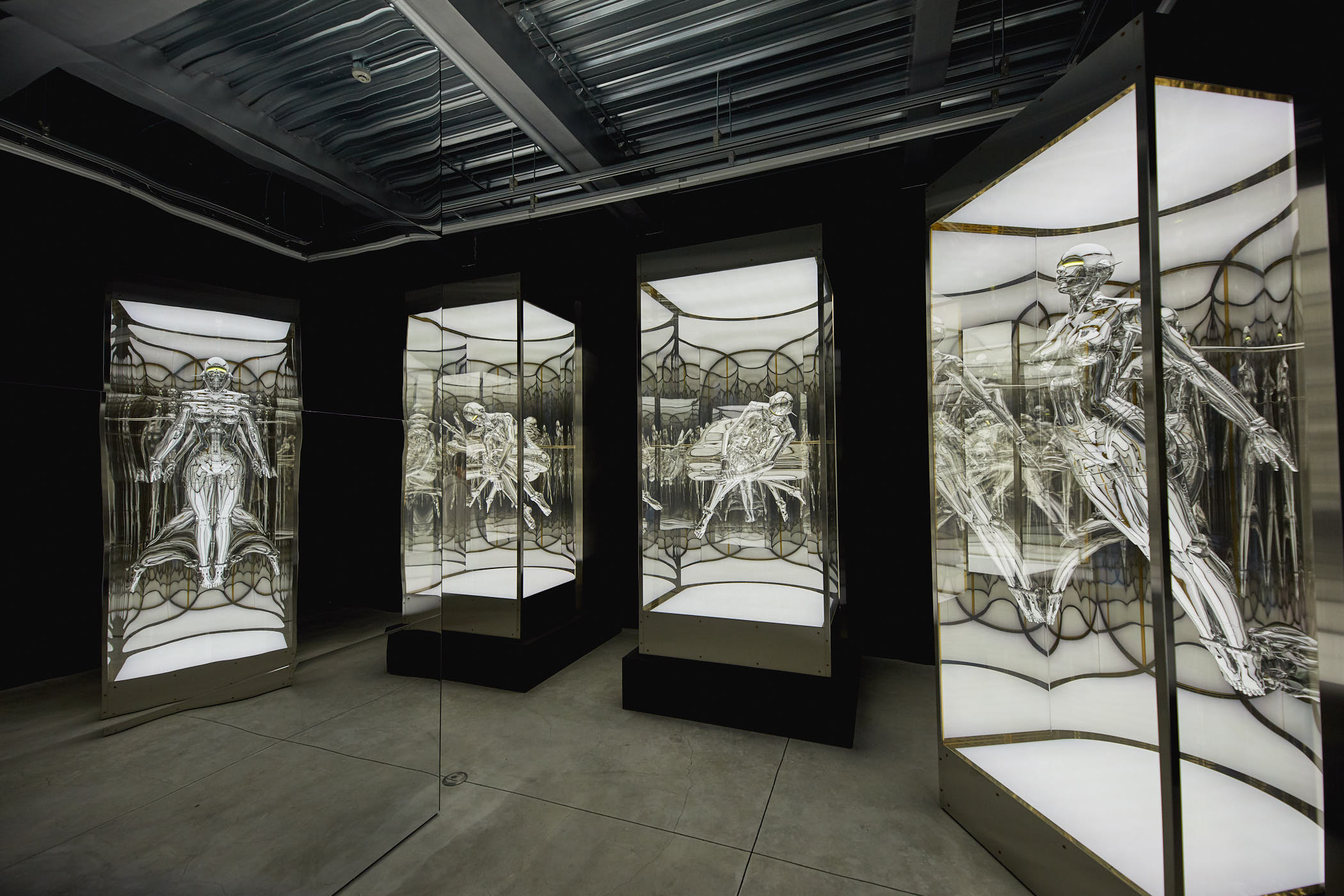 原宿の中心でかっけーと叫ぶ、空山基の新作個展「Space Traveler」